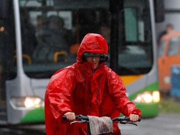 Un ciclista se protege de la lluvia este miércoles en San Sebastián