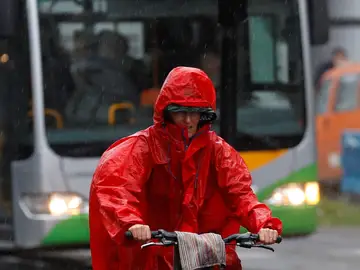 Un ciclista se protege de la lluvia este miércoles en San Sebastián Un ciclista se protege de la lluvia este miércoles en San Sebastián