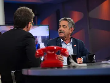 Miguel Ángel Revilla agradece a Amancio Ortega sus donaciones para aparatos contra el cáncer: "Gracias... y mande más" Miguel Ángel Revilla agradece a Amancio Ortega sus donaciones para aparatos contra el cáncer: "Gracias... y mande más"