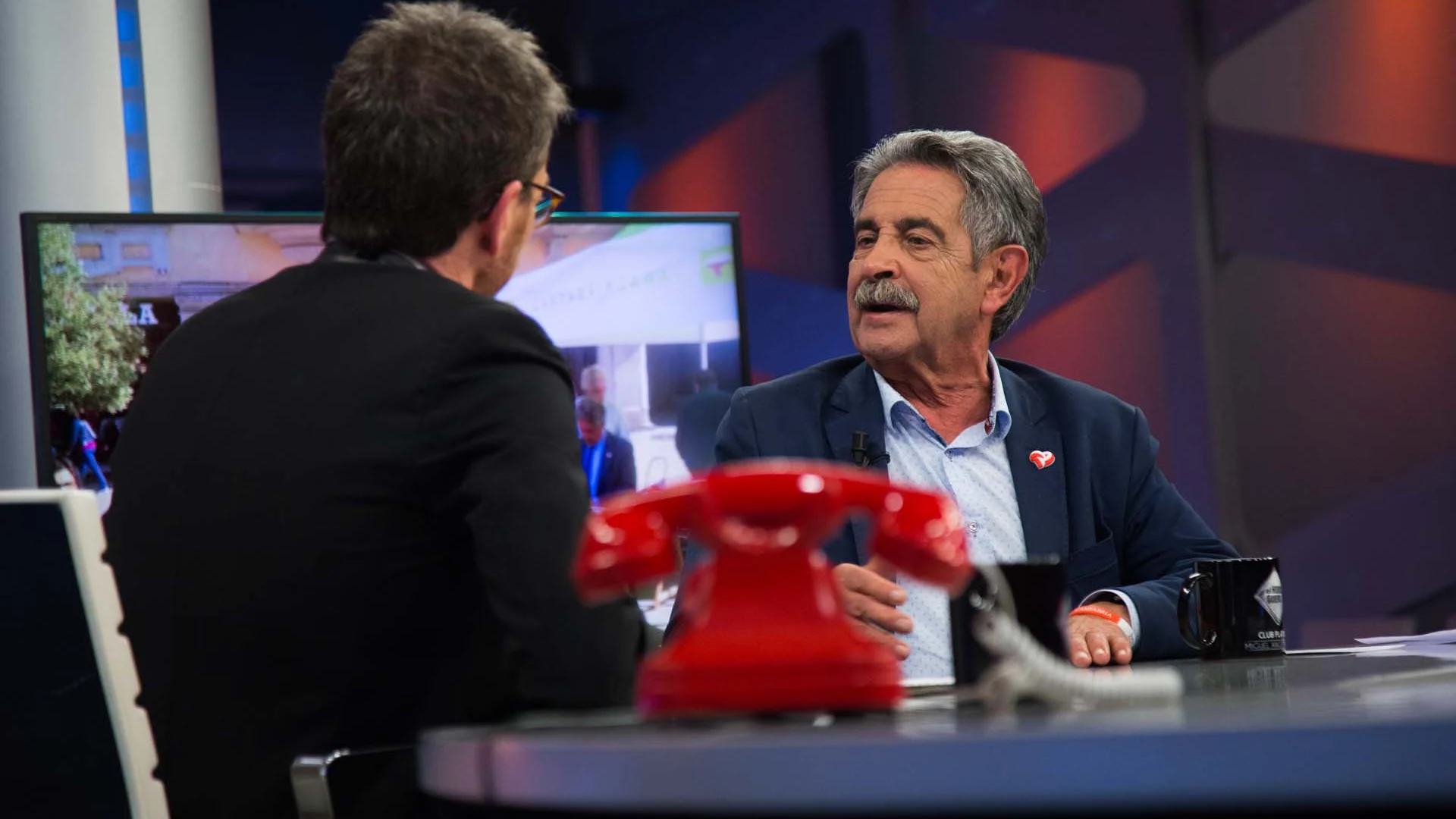 Miguel Ángel Revilla agradece a Amancio Ortega sus donaciones para aparatos contra el cáncer: "Gracias... y mande más" Miguel Ángel Revilla agradece a Amancio Ortega sus donaciones para aparatos contra el cáncer: "Gracias... y mande más"