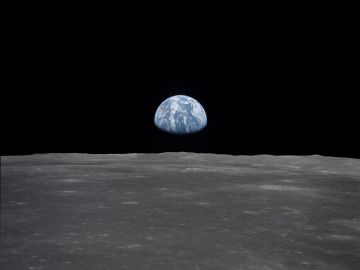 Vista de la extremidad lunar, con la Tierra en el horizonte