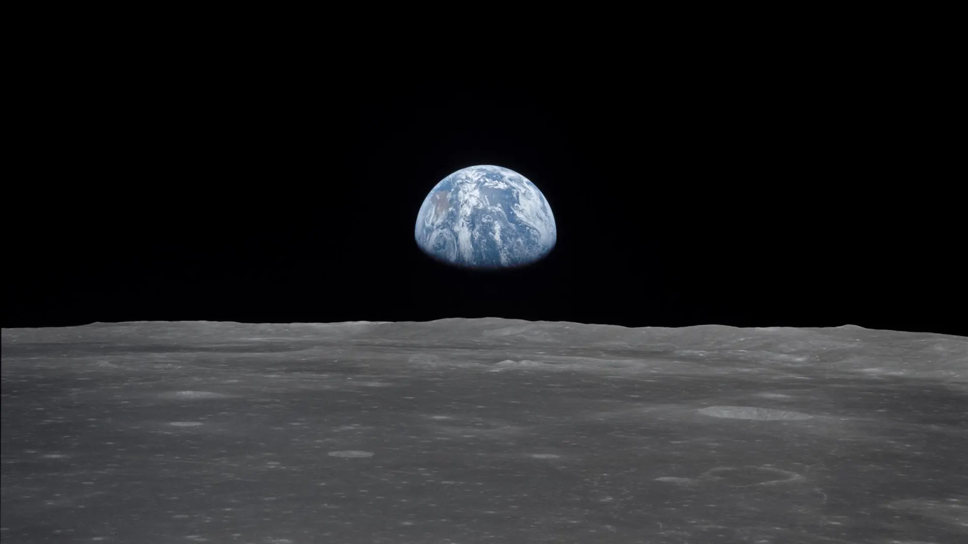 Vista de la extremidad lunar, con la Tierra en el horizonte Vista de la extremidad lunar, con la Tierra en el horizonte