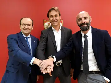 Julen Lopetegui, en su presentación junto a Monchi y José Castro Julen Lopetegui, en su presentación junto a Monchi y José Castro