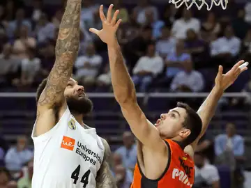 Taylor lanza a canasta ante Alberto Abalde Taylor lanza a canasta ante Alberto Abalde