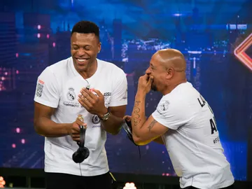 El ataque de risa de Roberto Carlos y Julio Baptista al imitar a Florentino Pérez en 'El Hormiguero 3.0' El ataque de risa de Roberto Carlos y Julio Baptista al imitar a Florentino Pérez en 'El Hormiguero 3.0'
