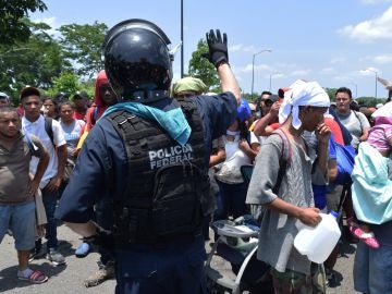 Imagen de archivo: Policías federales detienen a migrantes centroamericanos