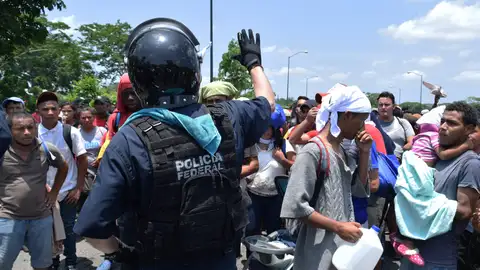Imagen de archivo: Policías federales detienen a migrantes centroamericanos Policías federales detienen a migrantes centroamericanos este miércoles