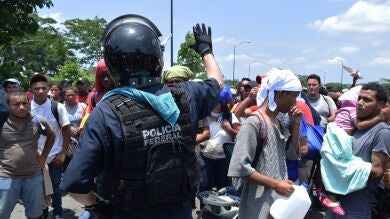 Autoridades impiden en México el avance de una caravana de 1.000 inmigrantes centroamericanos que iban a EEUU