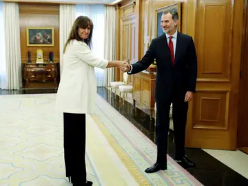 El rey Felipe VI saluda a la diputada de JxCat en el Congreso, Laura Borràs El rey Felipe VI saluda a la diputada de JxCat en el Congreso, Laura Borràs