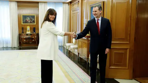 El rey Felipe VI saluda a la diputada de JxCat en el Congreso, Laura Borràs El rey Felipe VI saluda a la diputada de JxCat en el Congreso, Laura Borràs