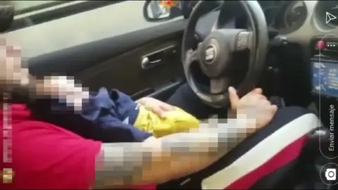 Identifican al conductor que iba con un bebé en brazos Identifican al conductor que iba con un bebé en brazos