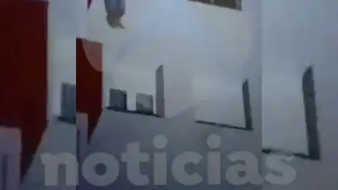 Rescatan a un joven colgado de una ventana tras un incendio Rescatan a un joven colgado de una ventana tras un incendio