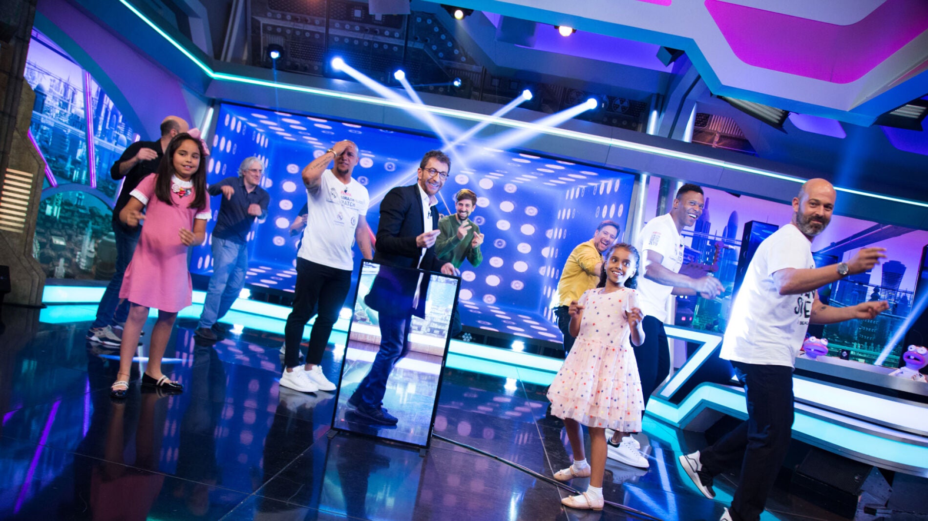 Roberto Carlos y Julio Baptista bailan la canción de inicio de 'El Hormiguero 3.0'