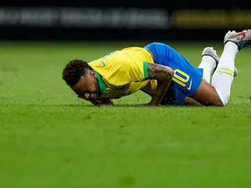 Neymar se duele en el suelo Neymar se duele en el suelo