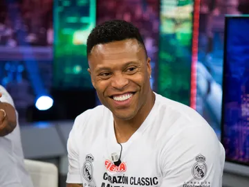 De Joaquín a Ronaldo pasando por Cazorla: el vídeo homenaje a Julio Baptista en 'El Hormiguero 3.0' por su retirada De Joaquín a Ronaldo pasando por Cazorla: el vídeo homenaje a Julio Baptista en 'El Hormiguero 3.0' por su retirada
