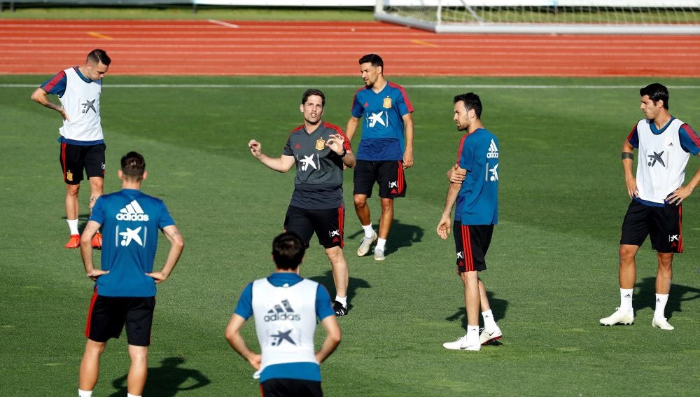 Robert Moreno da instrucciones a sus jugadores