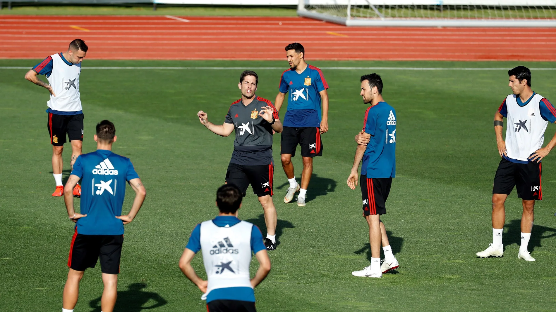 Robert Moreno da instrucciones a sus jugadores Robert Moreno da instrucciones a sus jugadores