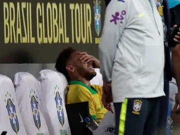 Neymar llora en el banquillo tras lesionarse con la selección de Brasil Neymar llora en el banquillo tras lesionarse con la selección de Brasil