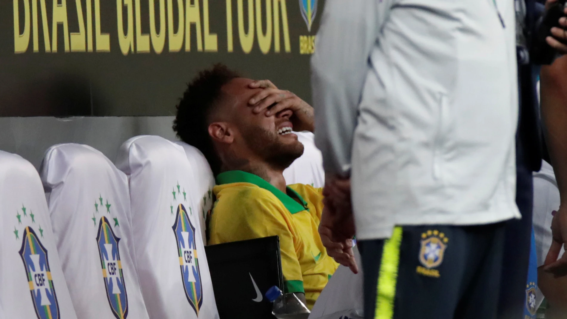 Neymar llora en el banquillo tras lesionarse con la selección de Brasil Neymar llora en el banquillo tras lesionarse con la selección de Brasil
