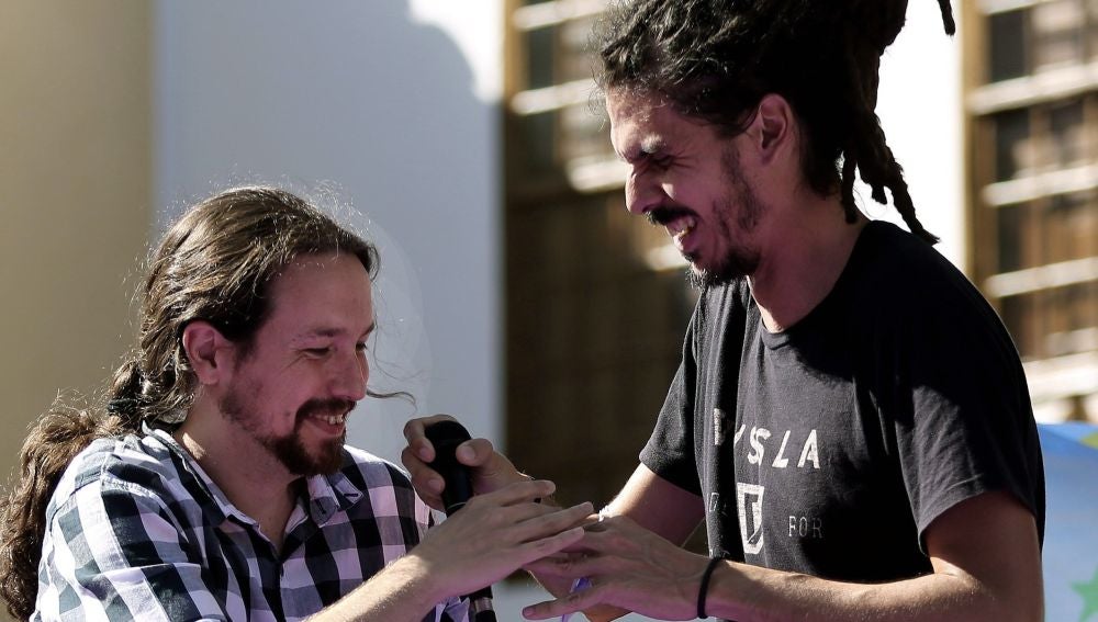 El diputado canario Alberto Rodríguez, y líder de Podemos, Pablo Iglesias