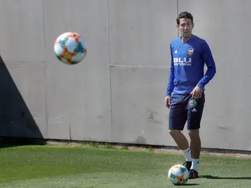 Parejo, durante un entrenamiento con el Valencia Parejo, durante un entrenamiento con el Valencia