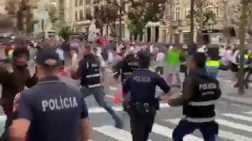 Los ultras ingleses en las calles de Oporto