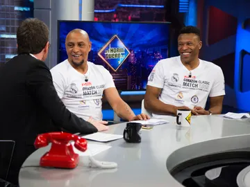 El vacile de Julio Baptista a Roberto Carlos en 'El Hormiguero 3.0' por la edad El vacile de Julio Baptista a Roberto Carlos en 'El Hormiguero 3.0' por la edad