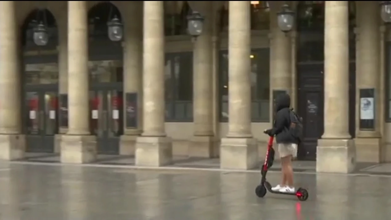 Una mujer en patinete