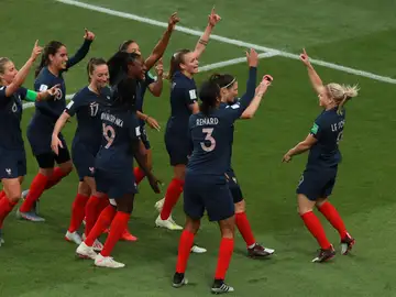 Eugenie Le Sommer celebra su gol con el resto de sus compañeras de Francia Eugenie Le Sommer celebra su gol con el resto de sus compañeras de Francia