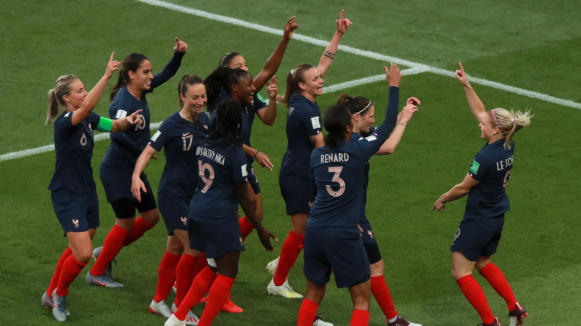 Eugenie Le Sommer celebra su gol con el resto de sus compañeras de Francia Eugenie Le Sommer celebra su gol con el resto de sus compañeras de Francia