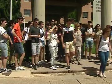 REEMPLAZO | Los estudiantes valencianos se concentran para protestar por el examen de matemáticas de la EvAU