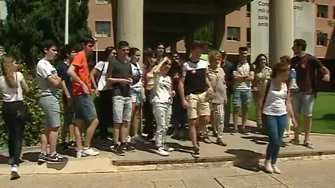 REEMPLAZO | Los estudiantes valencianos se concentran para protestar por el examen de matemáticas de la EvAU REEMPLAZO | Los estudiantes valencianos se concentran para protestar por el examen de matemáticas de la EvAU