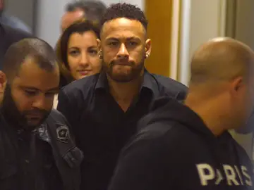 Neymar sale de su declaración en muletas Neymar sale de su declaración en muletas