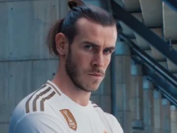 Gareth Bale posando con la nueva camiseta