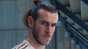Gareth Bale posando con la nueva camiseta