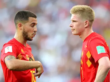 Hazard da indicaciones a De Bruyne durante un partido de Bélgica Hazard da indicaciones a De Bruyne durante un partido de Bélgica