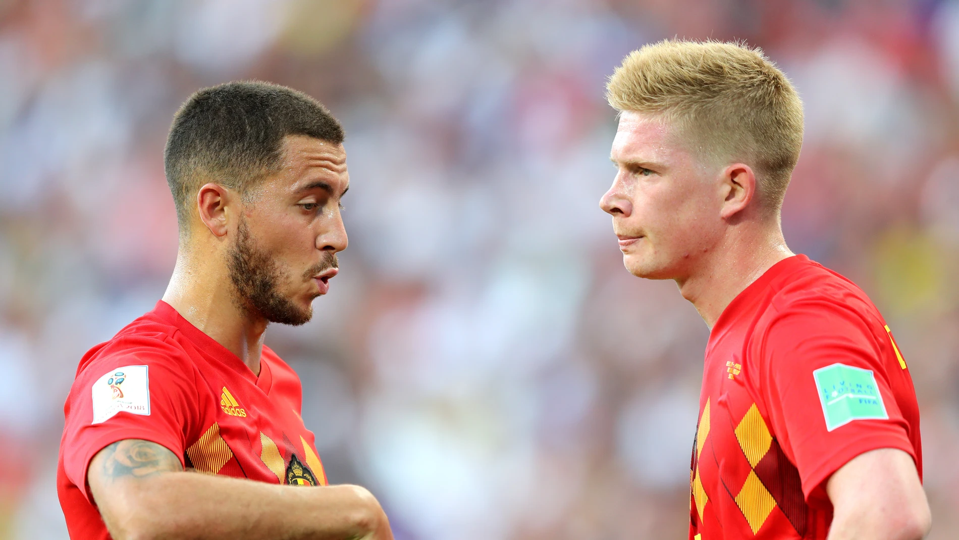 Hazard da indicaciones a De Bruyne durante un partido de Bélgica Hazard da indicaciones a De Bruyne durante un partido de Bélgica