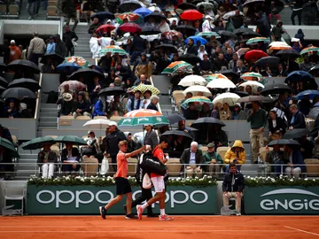 Djokovic se retira de la pista de Roland Garros Djokovic se retira de la pista de Roland Garros