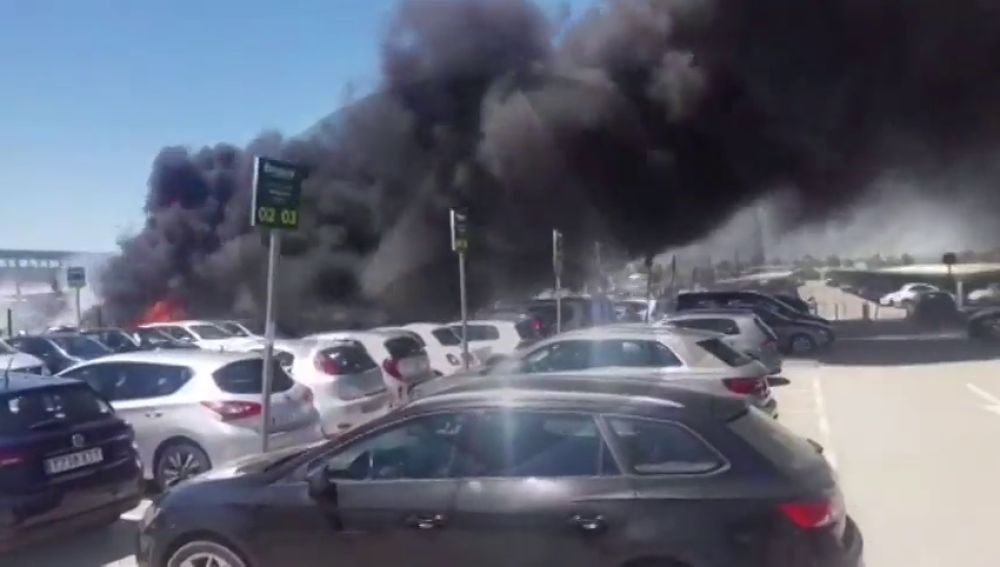 Así fue la explosión del impresionante incendio en la T2 del Aeropuerto de El Prat de Barcelona