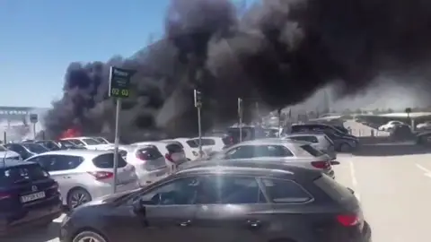 Así fue la explosión del impresionante incendio en la T2 del Aeropuerto de El Prat de Barcelona Así fue la explosión del impresionante incendio en la T2 del Aeropuerto de El Prat de Barcelona