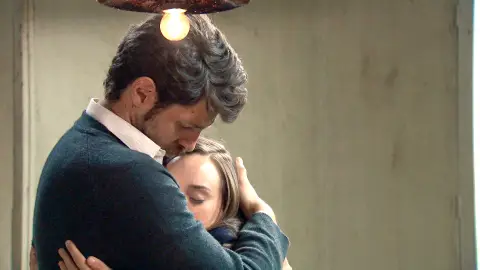 Mónica visita a Carlos en la cárcel Mónica visita a Carlos en la cárcel