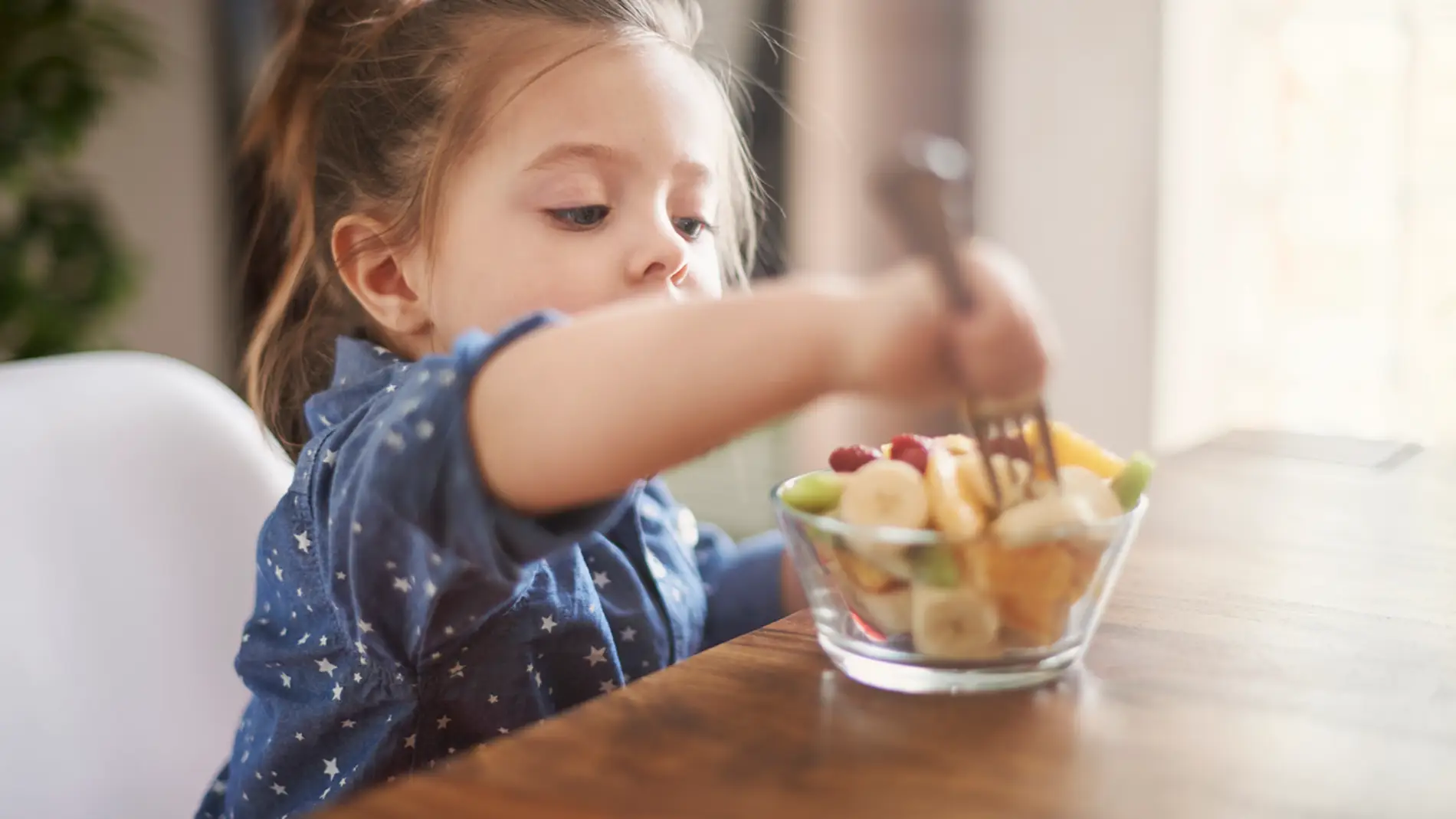 Niña merendando