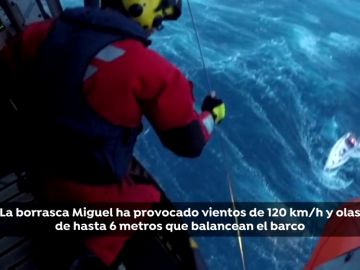 Salvamento Marítimo rescata a cinco tripulantes de un velero a la deriva amenazado por el fuerte temporal