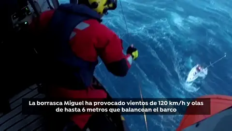 Salvamento Marítimo rescata a cinco tripulantes de un velero a la deriva amenazado por el fuerte temporal Salvamento Marítimo rescata a cinco tripulantes de un velero a la deriva amenazado por el fuerte temporal