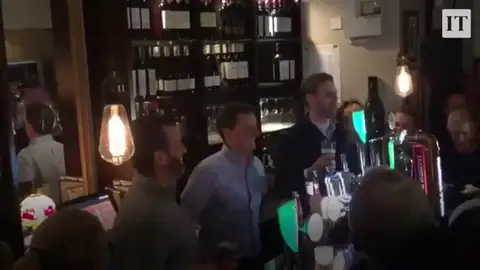 Los hijos de Trump sirven cerveza gratis en un pueblo en Irlanda Los hijos de Trump sirven cerveza gratis en un pueblo en Irlanda