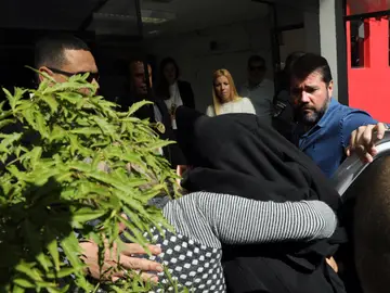 La mujer que acusa a Neymar de violación, tapada con una chaqueta negra La mujer que acusa a Neymar de violación, tapada con una chaqueta negra