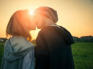 Pareja besándose Pareja besándose