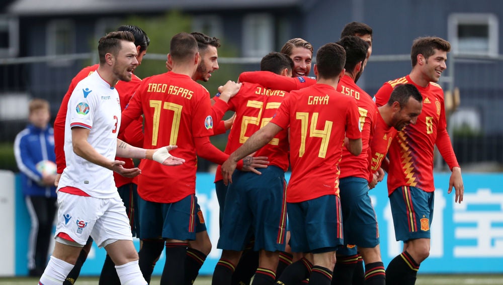 Los jugadores de la selección española celebran uno de los goles contra Islas Feroe