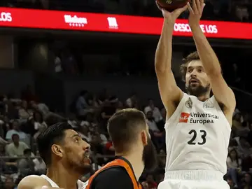 Llull lanza a canasta en el partido del Real Madrid Llull lanza a canasta en el partido del Real Madrid