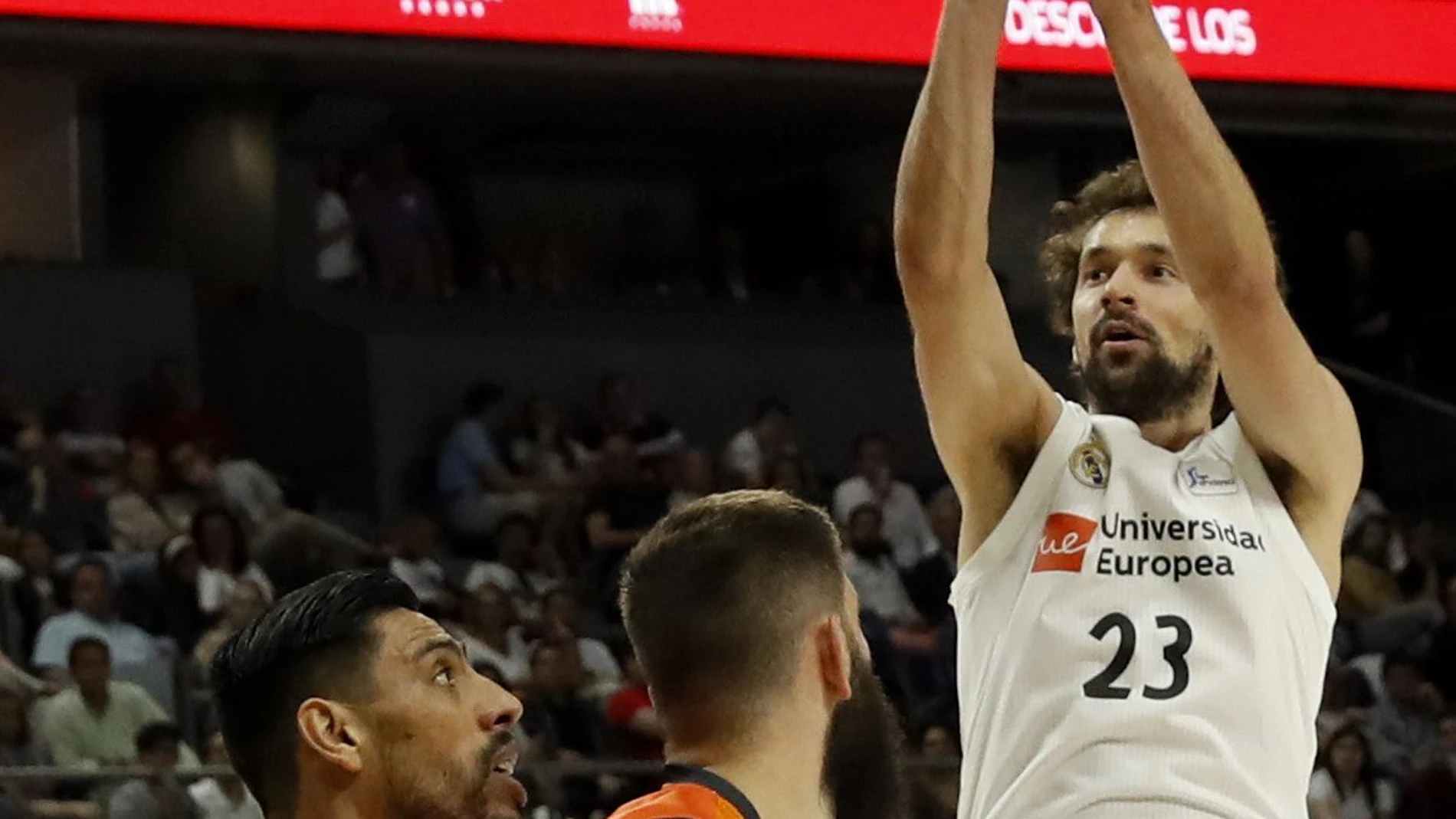 Llull lanza a canasta en el partido del Real Madrid Llull lanza a canasta en el partido del Real Madrid